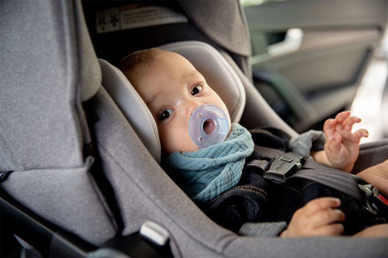 Bambini in auto, da adesso con il nuovo codice della strada questo comportamento non sarà più ammesso: i dettagli