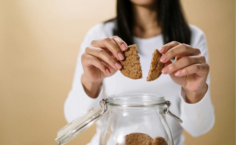 Si sente male dopo aver mangiato dei biscotti: ecco quali e cos’è successo, controlli dei Nas