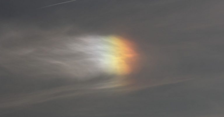 Meteo – Misterioso fenomeno al nord Italia, le nubi si accendono dei colori dell’arcobaleno: di cosa si tratta?