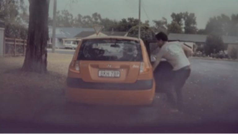 Fulmine colpisce l’auto e un uomo si salva per miracolo: il video