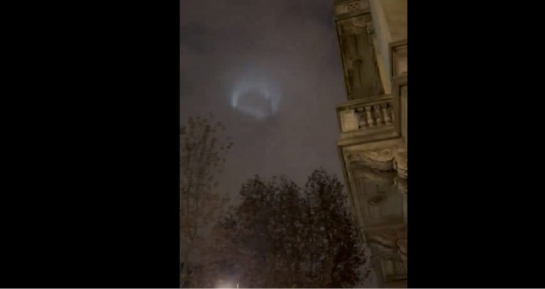 Strane luci in cielo, tanti avvistamenti al nord Italia: ecco di cosa si tratta Strane luci in cielo, tanti avvistamenti al nord Italia: ecco di cosa si tratta