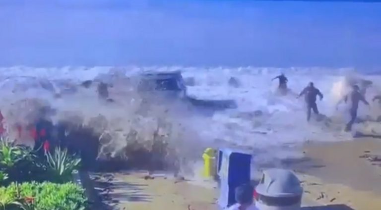 Onda anomala si abbatte sulla spiaggia e provoca diversi feriti: ecco cosa è successo e dove (video)