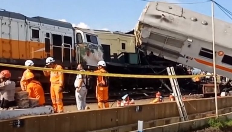 Terribile scontro tra due treni, almeno 4 morti e 28 feriti, carrozze rovesciate. Ecco cosa è successo e dove