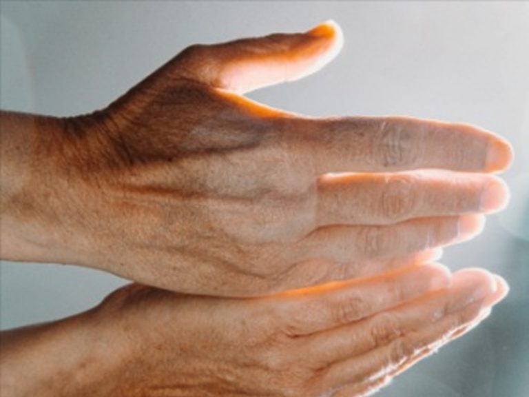 Mani fredde, ecco quale può essere la causa e quali sono i possibili rimedi