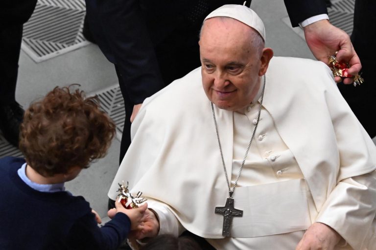 Saverio ha un tumore, Papa Francesco telefona alla mamma Valentina: “Tuo figlio guarirà perché…”