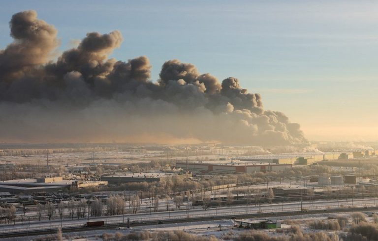 Vasto incendio devasta i grandi magazzini, soccorsi in azione per far sfollare la struttura: ecco dove è successo