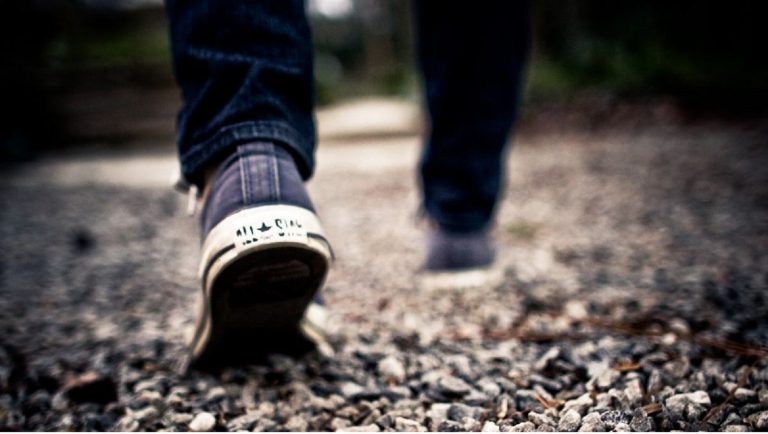 Camminare tutti i giorni non serve solo per la forma fisica: i 5 benefici poco conosciuti