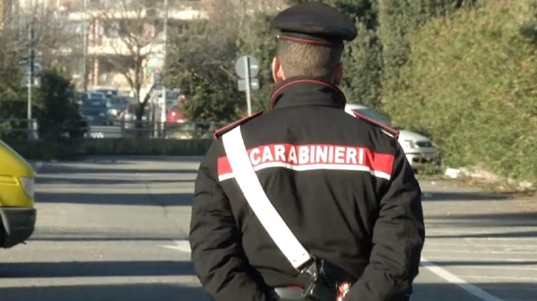 Rimini, mamma si getta col figlio dal tetto, il vicino: “L’ho vista tante volte con…”