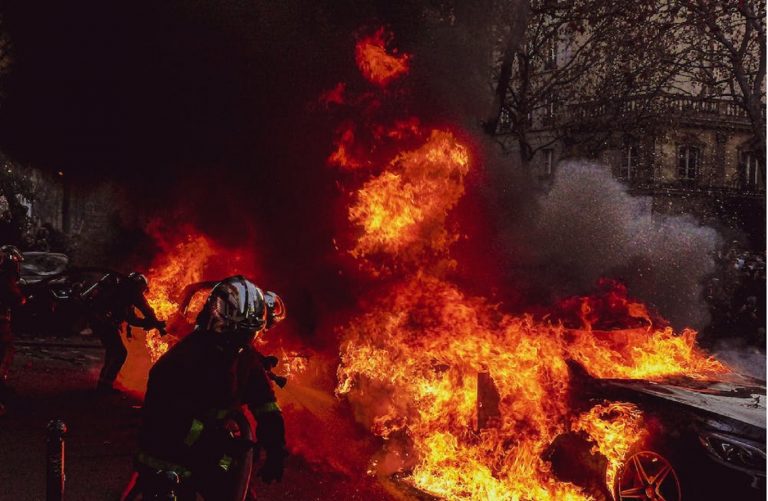 Incendio divampa nel negozio: ci sono almeno 39 morti. Ecco cos’è successo e dove