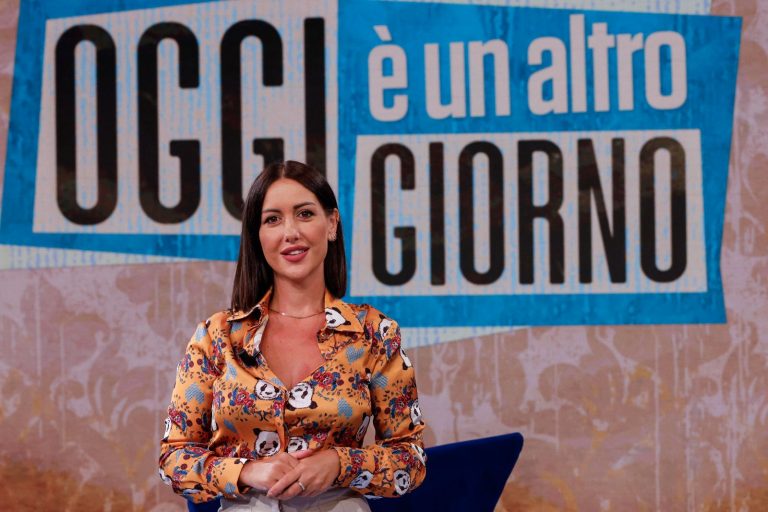 Jessica Morlacchi risponde stizzita a Memo Remigi: “Chiede scusa a…”. Ecco le sue parole