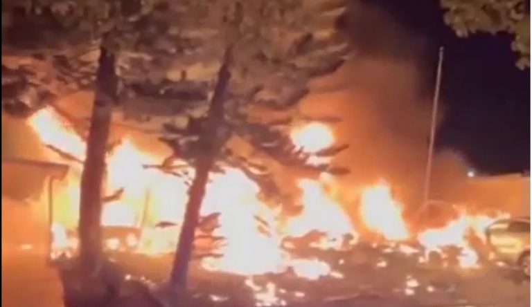 Aereo si schianta sulle case: ci sono morti e feriti. Ecco cos’è successo e dove Aereo si schianta sulle case: ci sono morti e feriti. Ecco cos’è successo e dove