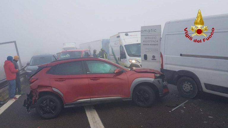 Tamponamento a catena, chiusi 70 chilometri di autostrada in Italia: persone incastrate tra le lamiere. Ecco cos’è successo e dove