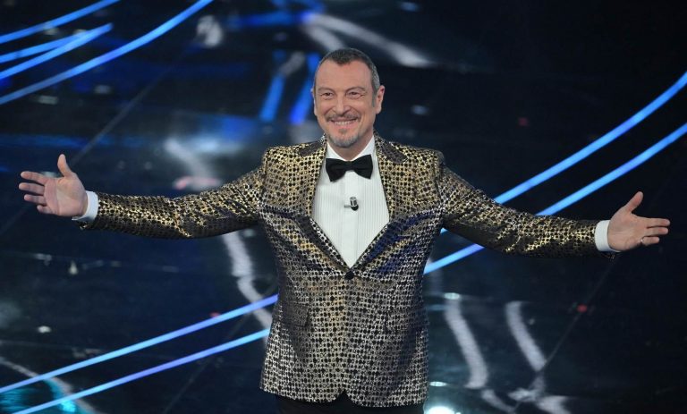 Sanremo 2024, spavento in diretta per Amadeus: sul palco irrompe un uomo incappucciato