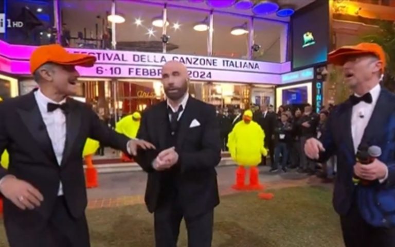 Sanremo 2024,  il gesto in diretta  di John Travolta che è passato inosservato