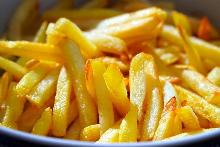 Residui di insetti nelle patatine fritte: il Ministero della Salute dirama l’allerta alimentare, ecco i prodotti ritirati