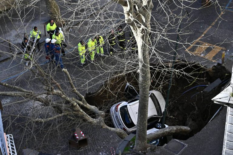 Enorme voragine inghiotte automobili con persone a bordo: ecco cos’è successo e dove