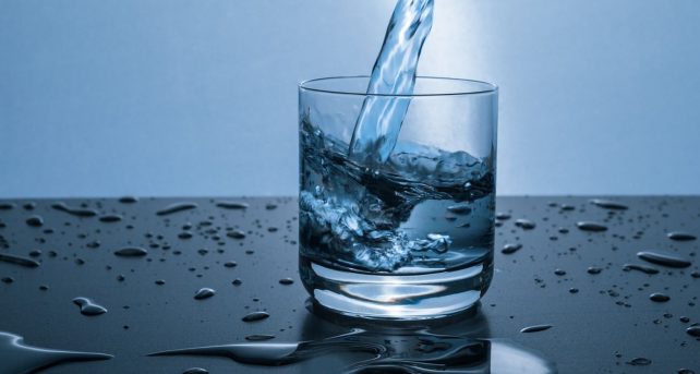 acqua bicchiere