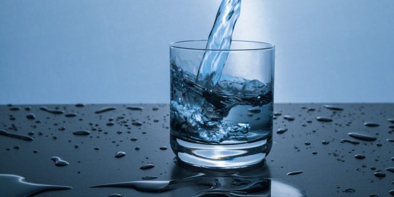 Hai questi sintomi? Forse stai bevendo troppa acqua. Ecco quali sono gli effetti dell’iperidratazione