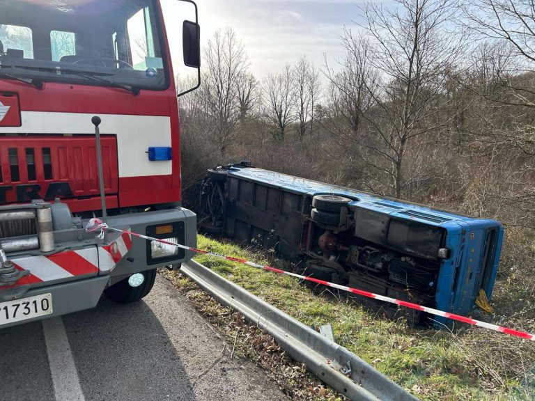 Autobus carico di studenti finisce fuori strada in Italia: ecco cos’è successo e dove