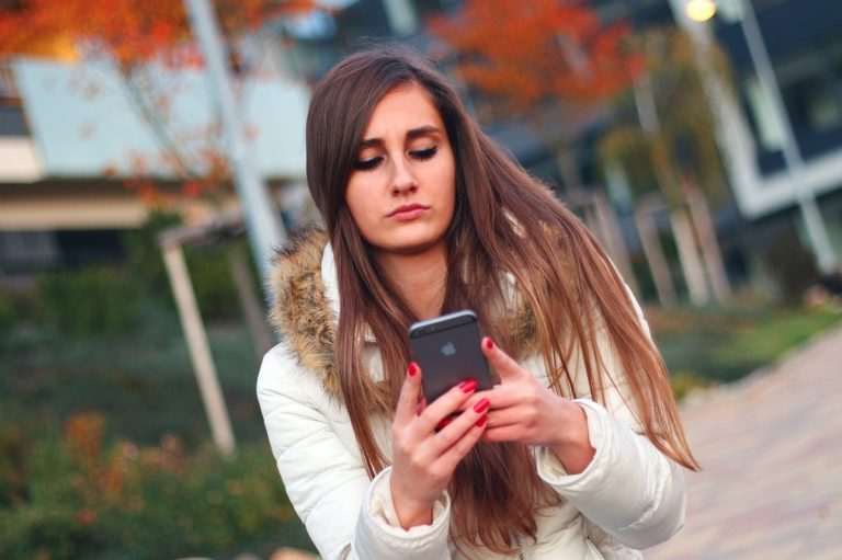 Cammini sempre con il cellulare in mano? Ecco il danno che stai facendo alla tua salute Cammini sempre con il cellulare in mano? Ecco il danno che stai facendo alla tua salute