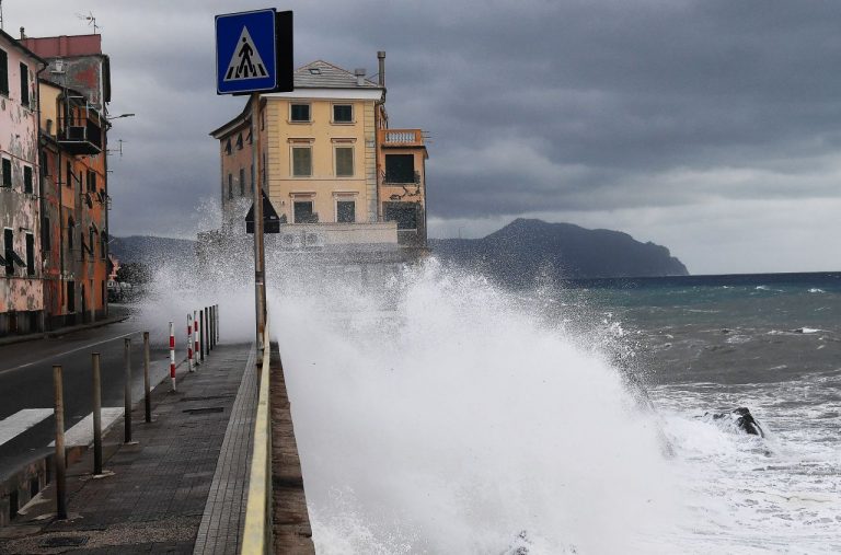Meteo – Forte maltempo con violenti mareggiate provocano danni ingenti in Calabria, i dettagli