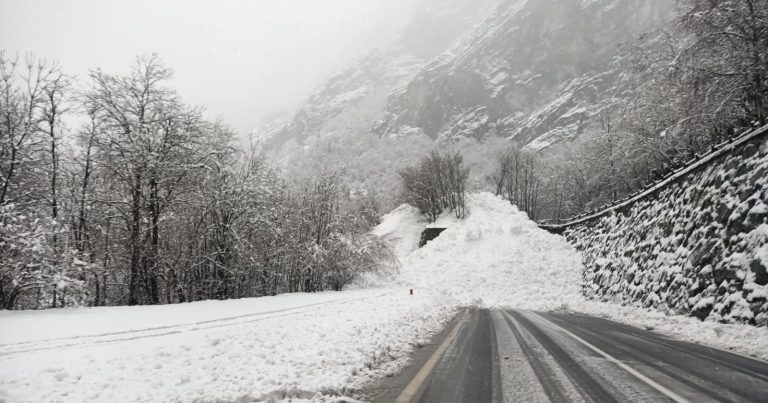 Valanga travolge la strada regionale: comuni isolati. Ecco cos’è successo e dove
