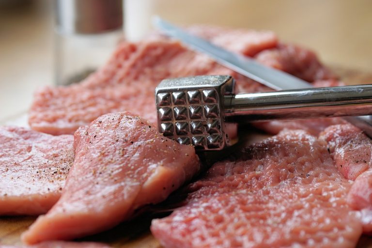 Eliminata la carne di maiale dalle mense, il clamoroso provvedimenti che fa infuriare i consumatori Eliminata la carne di maiale dalle mense, il clamoroso provvedimenti che fa infuriare i consumatori
