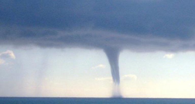 Violenta tromba d’aria in Italia: stabilimenti balneari devastati, bagnanti in fuga. Ecco dove