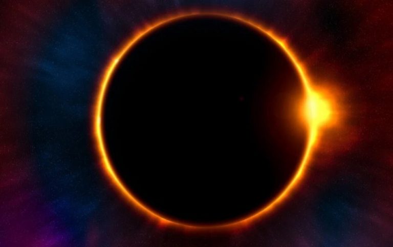 Eclissi di Sole, spunta il video che mostra due oggetti misteriosi: ecco le ipotesi