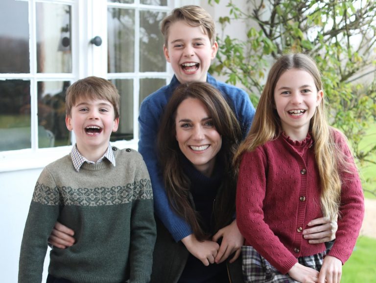 Kate Middleton ed il mistero della foto “manipolata”, arriva l’ammissione: “Mi scuso…” Kate Middleton ed il mistero della foto “manipolata”, arriva l’ammissione: “Mi scuso…”
