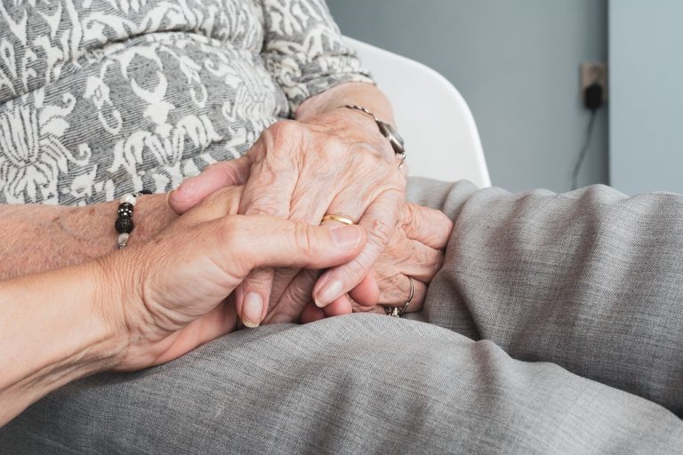 Donazioni di denaro da nonni a nipoti, ecco quali sono i limiti e gli obblighi previsti dalla nuova legge Donazioni di denaro da nonni a nipoti, ecco quali sono i limiti e gli obblighi previsti dalla nuova legge
