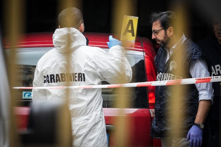 Cadaveri di due giovani fidanzati trovati in un box auto: si fa largo il tragico sospetto Cadaveri di due giovani fidanzati trovati in un box auto: si fa largo il tragico sospetto