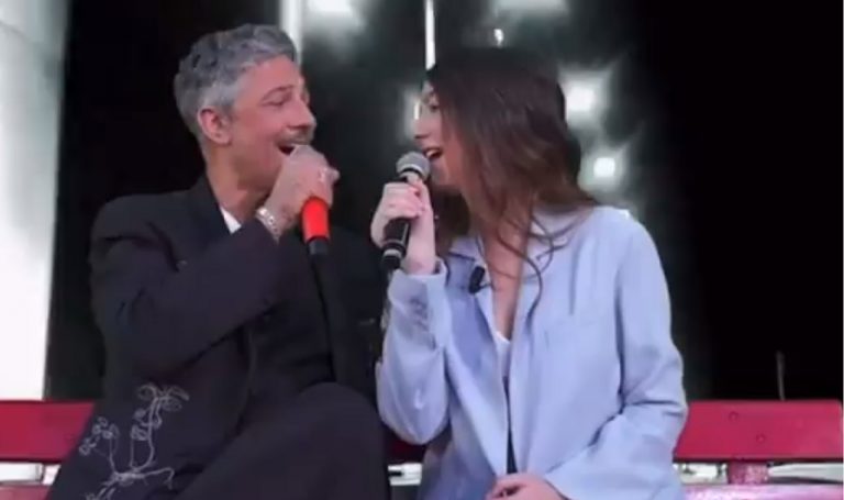 Fiorello, il gesto commovente durante il duetto con la figlia Angelica per la festa del papà: “Auguri…”