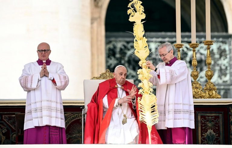 Papa Francesco non legge l’omelia della Domenica delle Palme: ecco cos’è successo