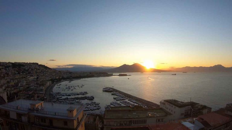 Meteo Napoli – Torna a splendere il sole grazie all’alta pressione con temperature in aumento anche oltre i 25°C