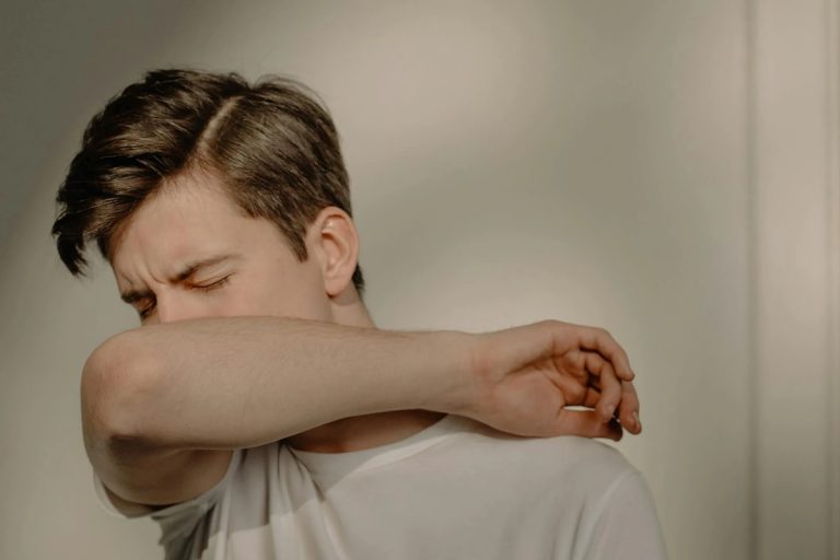 Lo scirocco ha portato sabbia rossa in Italia: occhi arrossati e problemi respiratori per tante persone. Boom di allergie, cosa fare Lo scirocco ha portato sabbia rossa in Italia: occhi arrossati e problemi respiratori per tante persone. Boom di allergie, cosa fare