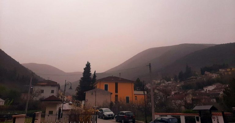 Pericolo sabbia del Sahara e neve rossa, aumenta rischio valanghe in Italia