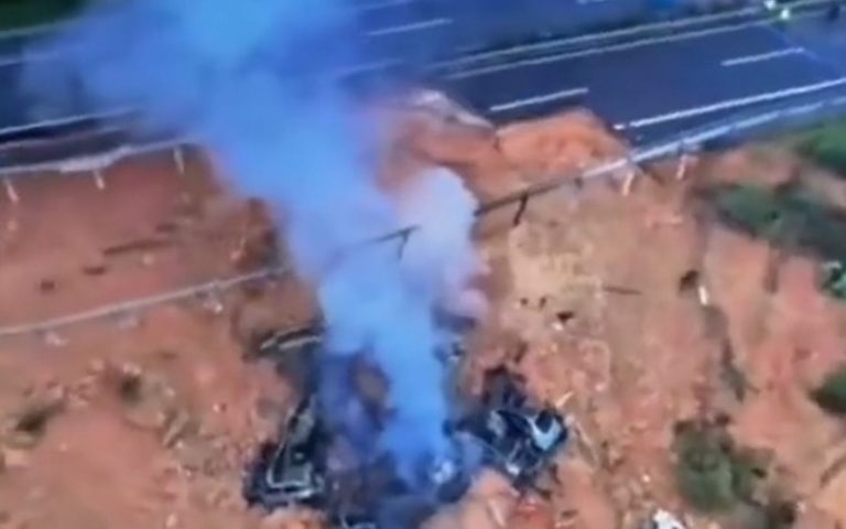 Crolla parte dell’autostrada: ci sono 19 morti e diversi feriti. Ecco cos’è successo e dove Crolla parte dell’autostrada: ci sono 19 morti e diversi feriti. Ecco cos’è successo e dove