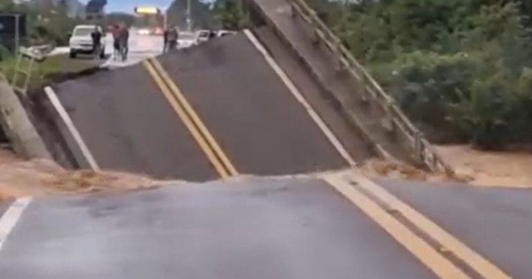 Fiume in piena sfonda e ribalta un ponte autostradale, il video impressionante. Ecco dove è successo