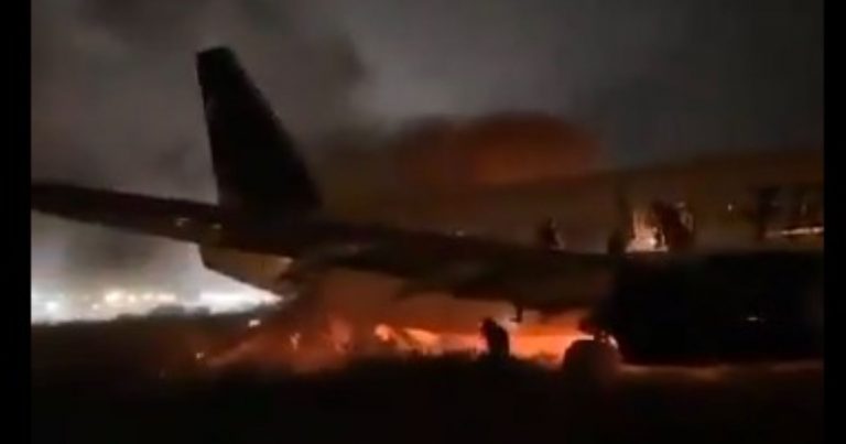 Aereo esce di pista e prende fuoco: ci sono feriti gravi. Ecco cos’è successo e dove Aereo esce di pista e prende fuoco: ci sono feriti gravi. Ecco cos’è successo e dove