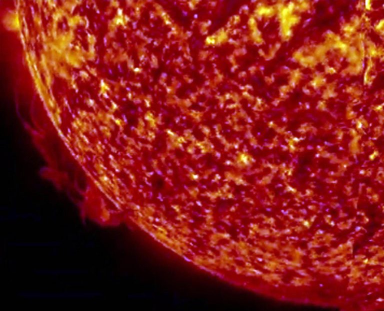 Tempesta solare in corso: ecco cosa potrebbe succedere nelle prossime ore. I possibili effetti sugli smartphone