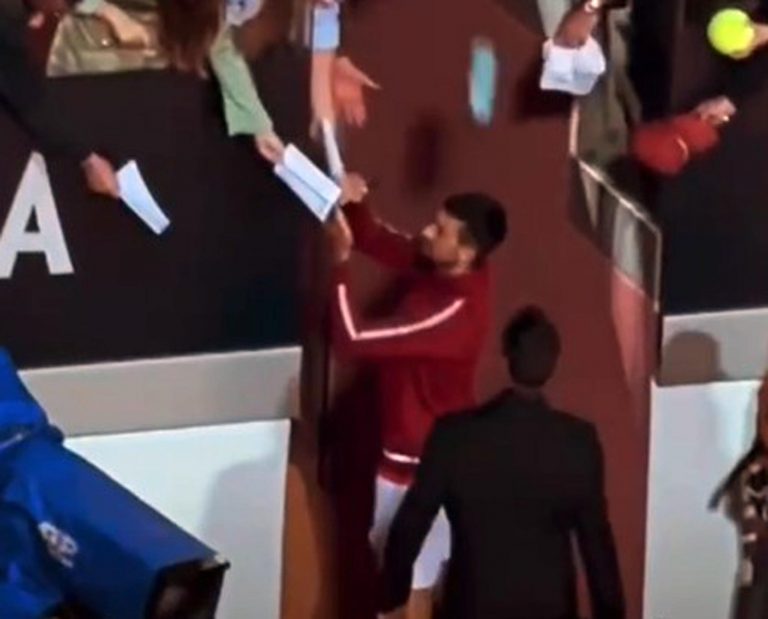 Djokovic colpito in testa da una borraccia, il sorprendente gesto di Nole dopo l’incidente: “Ha…” Djokovic colpito in testa da una borraccia, il sorprendente gesto di Nole dopo l’incidente: “Ha…”