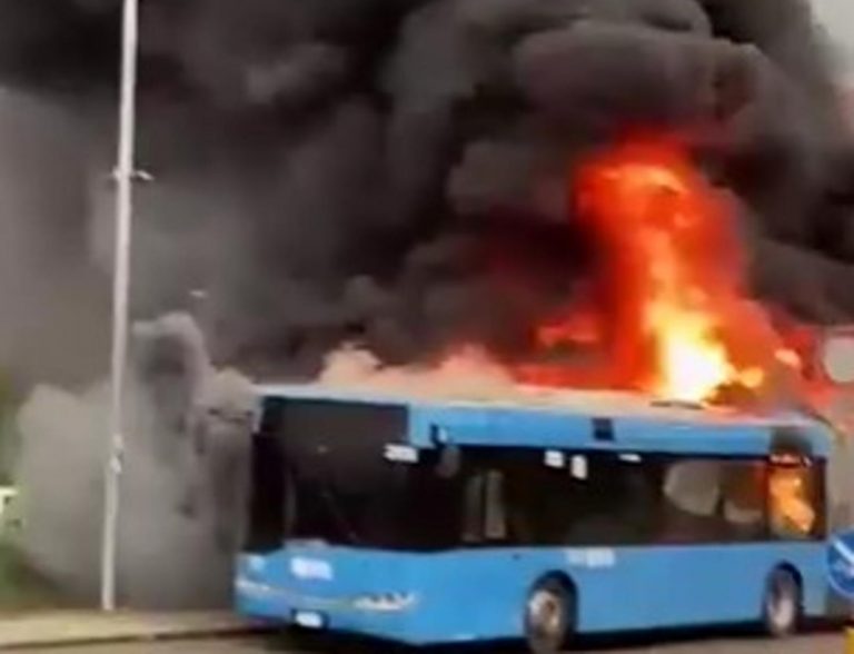 Autobus di linea prende fuoco, colonna di fumo visibile da diversi chilometri di distanza: ecco cosa è successo e dove