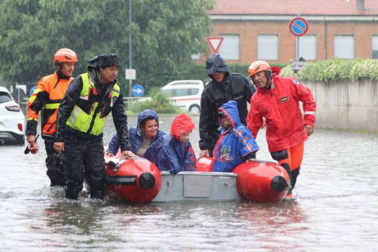 Violento nubifragio in Italia, il fiume è esondato: strade allagate. Ecco cos’è successo e dove