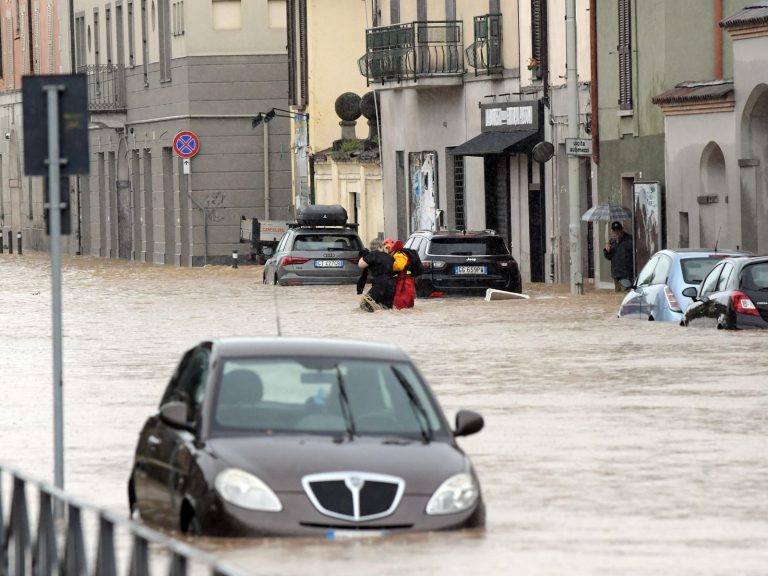 Alluvione in Lombardia, quasi 800 gli interventi dei Vigili del fuoco: crolli, auto in panne e traffico in tilt