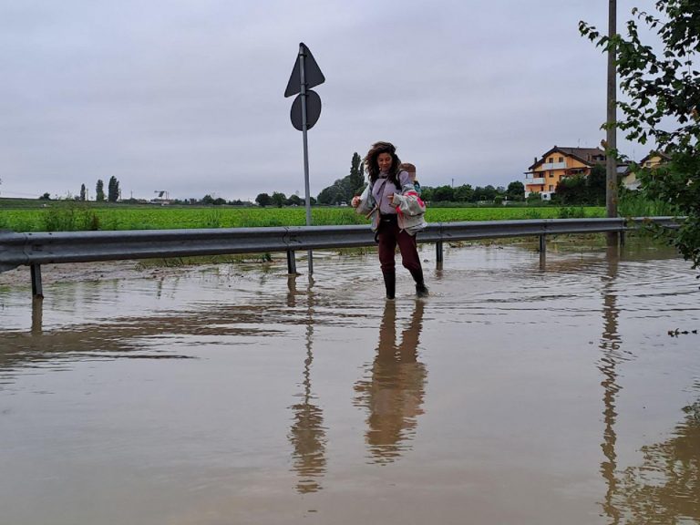 Meteo – Violenti nubifragi si sono abbattuti nelle scorse ore in Veneto: intere campagne allagate con strade chiuse, i dettagli