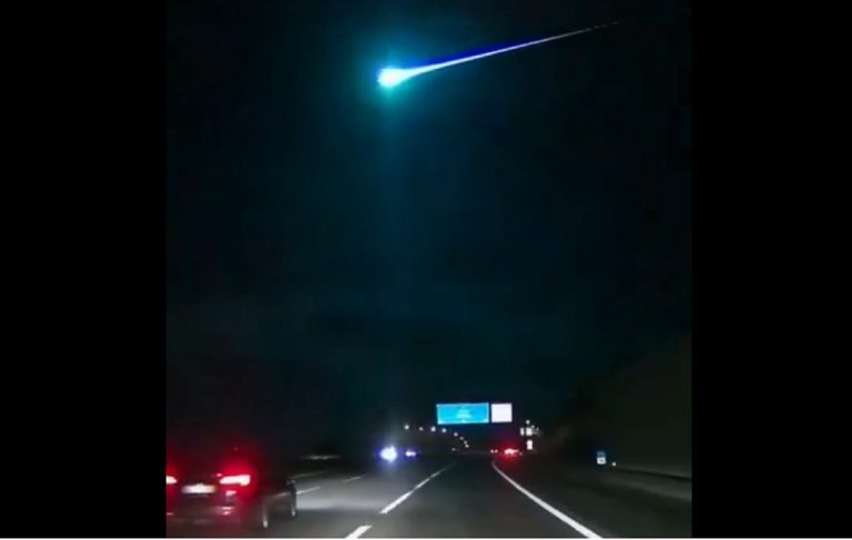 Meteorite illumina i cieli di blu, tantissime segnalazioni: ecco dove è successo. VIDEO Meteorite illumina i cieli di blu, tantissime segnalazioni: ecco dove è successo. VIDEO