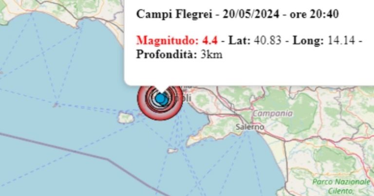 Due forti scosse di terremoto sono state avvertite ai Campi Flegrei oggi, gente in strada Due forti scosse di terremoto sono state avvertite ai Campi Flegrei oggi, gente in strada