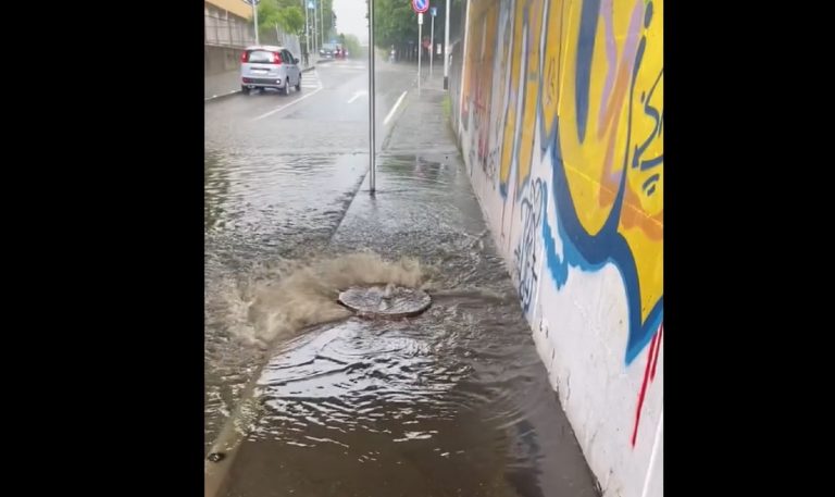 Violento nubifragio allaga la città italiana, strade come fiumi e traffico in tilt