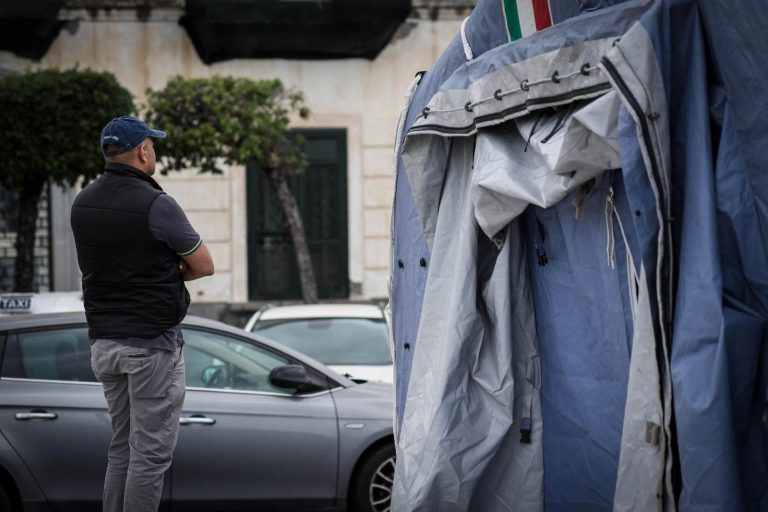 Il geologo Mario Tozzi avverte: “I Campi Flegrei sono il nostro supervulcano, i terremoti potranno arrivano fino a…” Il geologo Mario Tozzi avverte: “I Campi Flegrei sono il nostro supervulcano, i terremoti potranno arrivano fino a…”